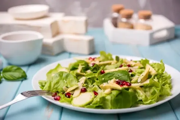 Aproape 13.000 de îmbolnăviri de la o salată. Și niciuna nu s-ar fi oprit prin spălare