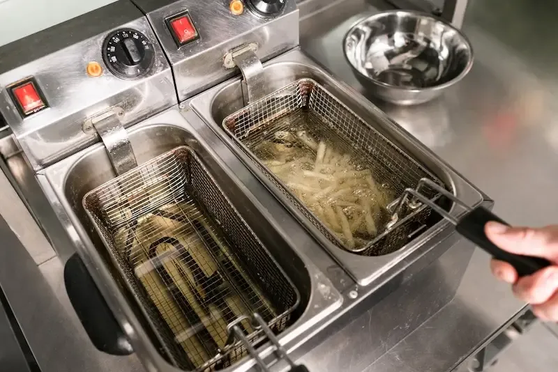 Cât te costă să schimbi uleiul din friteuză «după ochi»?