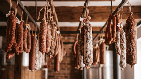 Inovație în industria cărnii: Cum pot producătorii să reducă nitriții fără a compromite siguranța alimentară. Soluția „Hurdle Technology